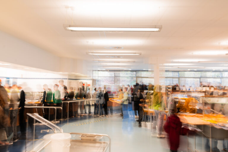 Lautstärke in der Mensa verringern